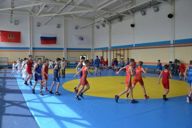 В Брянске юных самбистов учили новым приёмам мастера спорта