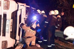 В Карачеве перевернулся грузовик: есть пострадавший