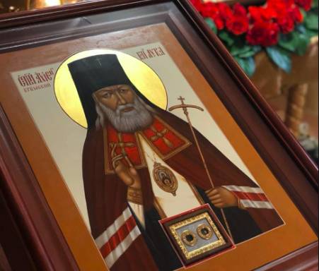 В Карачеве больнице подарили икону святителя Луки