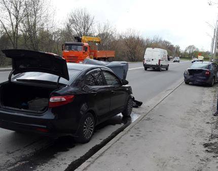 В Брянске водитель Киа отвлекся и врезался в припаркованное авто