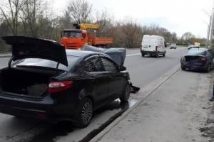 В Брянске водитель Киа отвлекся и врезался в припаркованное авто