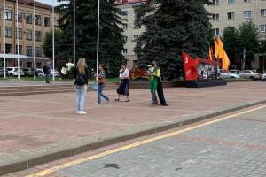 В Брянске на площади Ленина заметили супергероя с ромашками