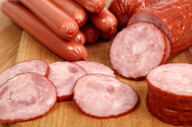 Брянский мясокомбинат оштрафовали за антибиотики в колбасе и сосисках