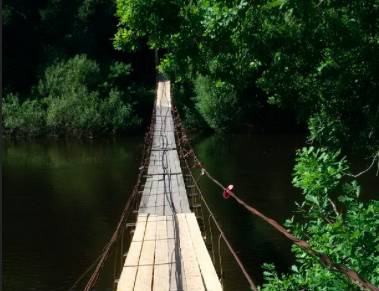 В Хотылево жители отремонтировали живописный подвесной мост
