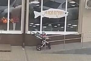 В Брянске горе-отец оставил коляску с ребенком возле магазина
