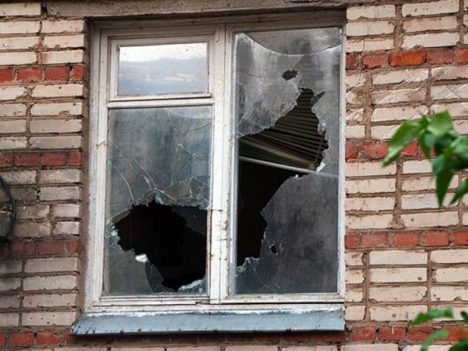 В Новозыбкове женщина во время семейного скандала разбила 6 стекол в окнах