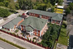 В Брянске владелец окруженного высотками особняка решил продать его за 310 миллионов рублей