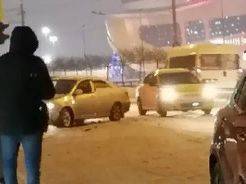 В Брянске возле ТРЦ «Аэропарк» столкнулись две легковушки