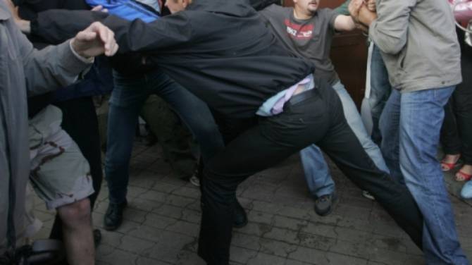 В Брянске возле кафе толпа избила мужчину до потери сознания