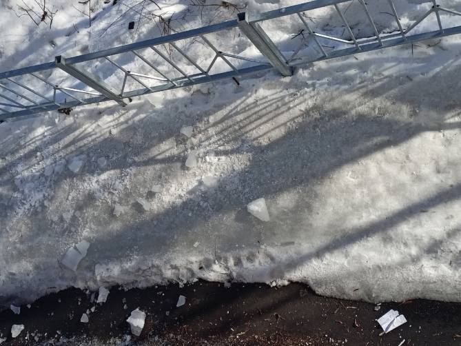 В Брянске на тротуар по Клинцовской рухнули ледяные глыбы