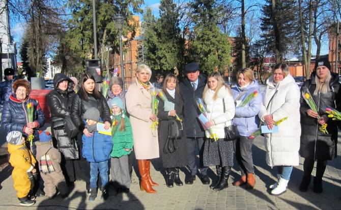 В Брянске накануне 8 Марта прошла акция «Дарите женщинам цветы»