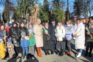 В Брянске накануне 8 Марта прошла акция «Дарите женщинам цветы»