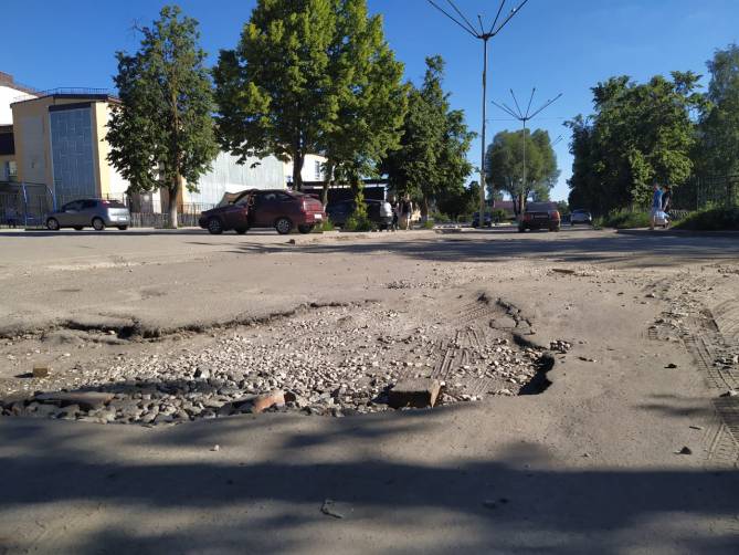 В Брянске опять развалилась дорога по Клинцовской около ДК Медведева