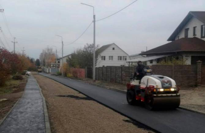 В Брянске уложили верхний слой асфальта на дороге по улице Погарской