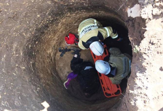 В Брасово мужчина провалился в четырёхметровую яму
