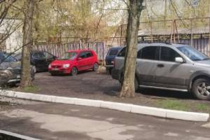 В Брянске на улице Фокина детскую площадку захватили автовладельцы