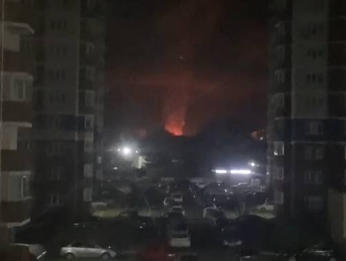 В Брянске сняли на видео пожар возле железнодорожного вокзала на Володарке