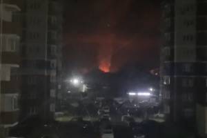 В Брянске сняли на видео пожар возле железнодорожного вокзала на Володарке