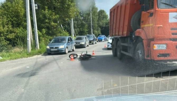 В Брянске при столкновении с грузовиком покалечился 28-летний водитель питбайка