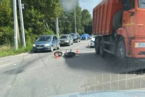 В Брянске при столкновении с грузовиком покалечился 28-летний водитель питбайка