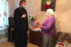 В Карачевском районе священники поздравили пенсионерок с праздником Антипасхи