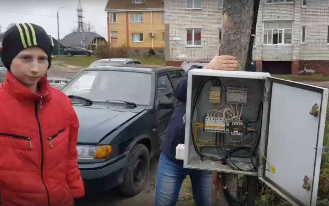 В брянском поселке Белые Берега дети нашли опасный электрощит