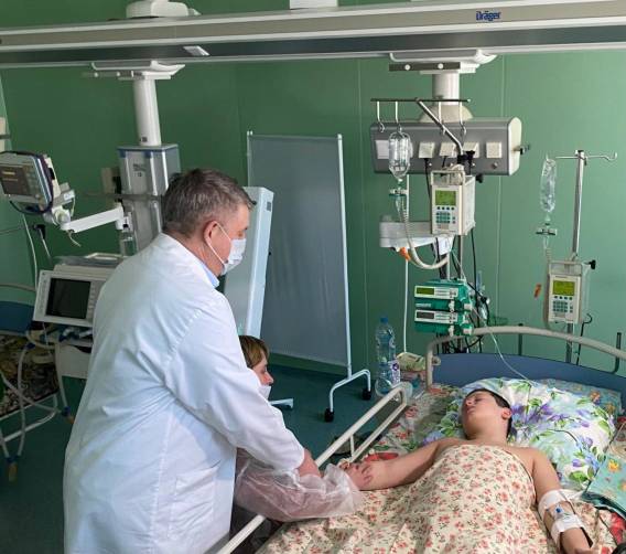 Брянский губернатор навестил в больнице раненого диверсантами 10-летнего Федора