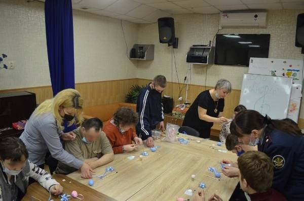 В Брянске малолетние преступники украсили с детьми-инвалидами пасхальные яйца 