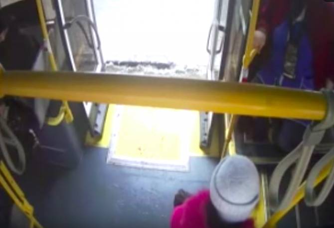 В Брянске объяснили скандал с выгнанной на мороз из автобуса школьницей