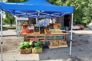 В Брянске на «Мечте» убрали незаконную палатку с овощами и фруктами