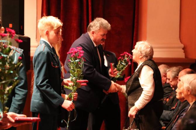 В Брянске 17 ветеранов получили юбилейные медали в честь 75-летия Победы