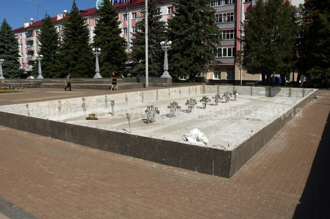В Брянске в фонтане на площади Партизан завершились демонтажные работы