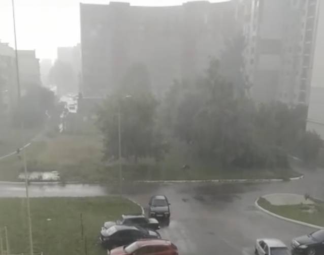 На Брянск вслед за ураганным ветром обрушился ливень