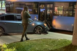 В Брянске у БУМа легковушка протаранила синий автобус 