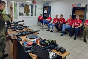 В Брянске волонтёры начали проводить курсы начальной военной подготовки