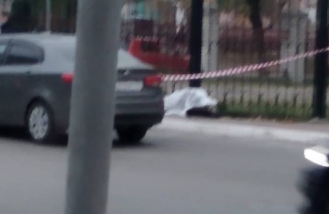 В Брянске под забором городской больницы №1 умер человек