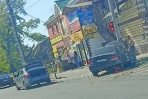 В Брянске возле «БУМ Сити» легковушка протаранила электроопору