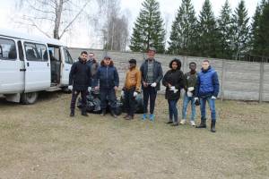 В Брянске африканцев отправили очищать от мусора аэродром