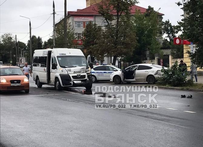 В Брянске у Бежицкой автостанции произошло серьёзное ДТП с маршруткой №35