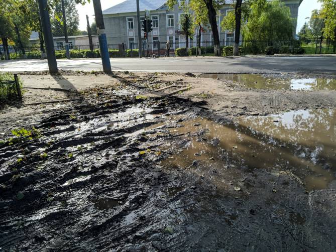 В Брянске рассказали о кошмарном состоянии дороги у школы №13