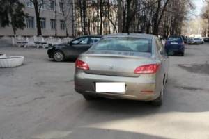 В Брянске водитель иномарки сломал плечо 75-летней пенсионерке