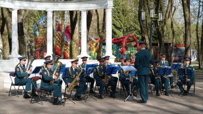 В Брянске военный оркестр Росгвардии устроил праздничный концерт