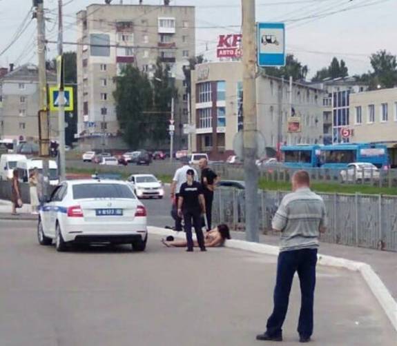 В Брянске девушка устроила стриптиз перед полицейскими