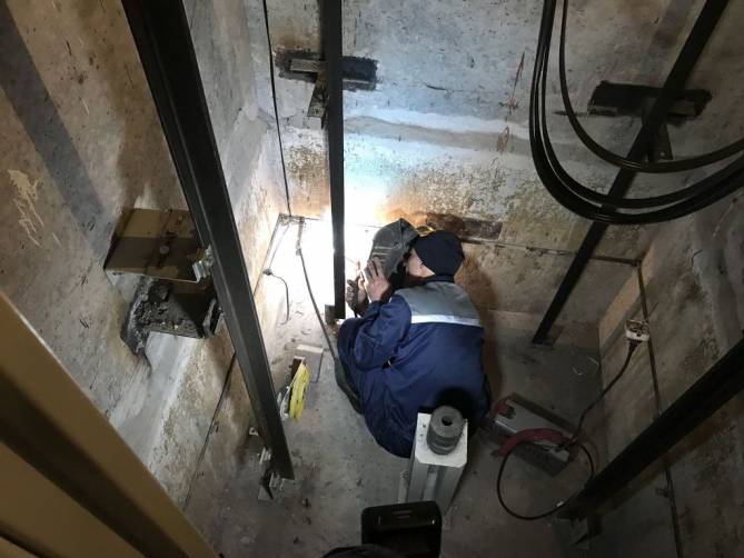 В Брянске работник получил тяжелую травму при монтаже лифта