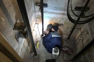 В Брянске работник получил тяжелую травму при монтаже лифта