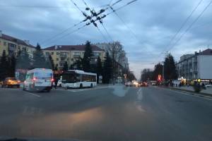 На Площади Партизан в Брянске рейсовый автобус попал в ДТП