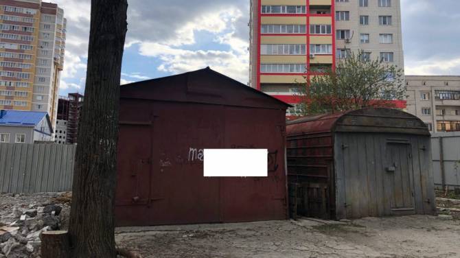 В Брянске на Евдокимова нашли два обшарпанных гаража из прошлого века