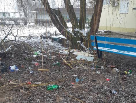 В центре Добруни у подъезда многоквартирного дома появилась свалка