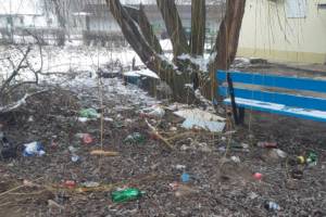 В центре Добруни у подъезда многоквартирного дома появилась свалка