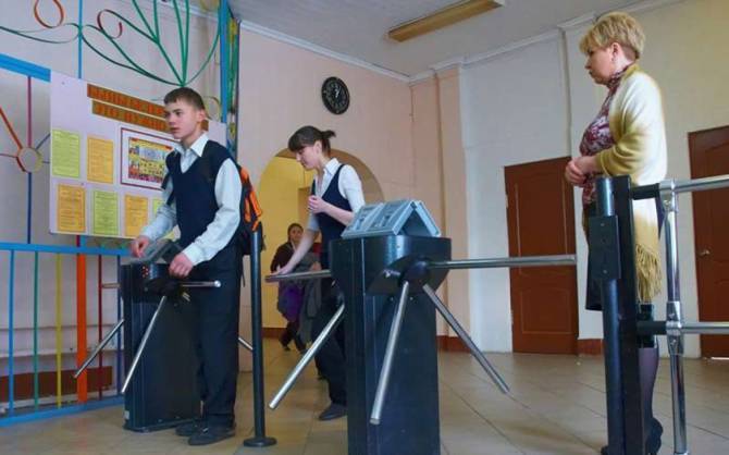 На защиту школ Брянска от террористов потратили 84 млн рублей